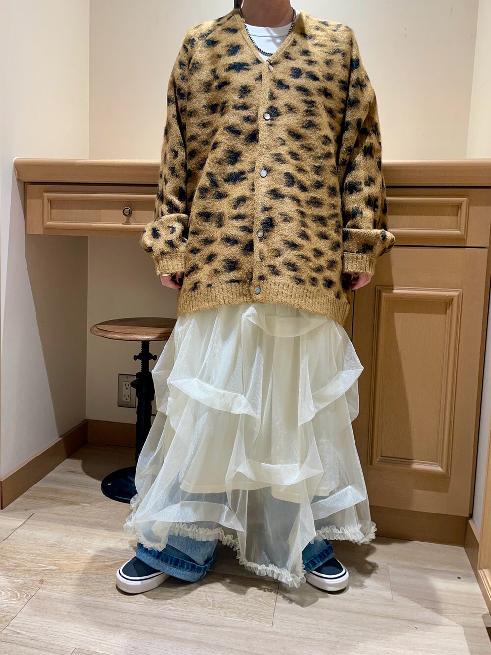 ベージュ系のカーディガン/ボレロ、ホワイト系のスカートを着用したレディースの秋コーディネートの4枚目の写真