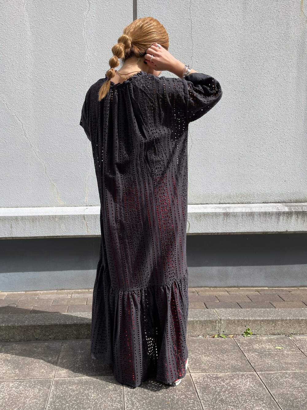 グレー系のワンピースを着用したレディースの春コーディネートの2枚目の写真