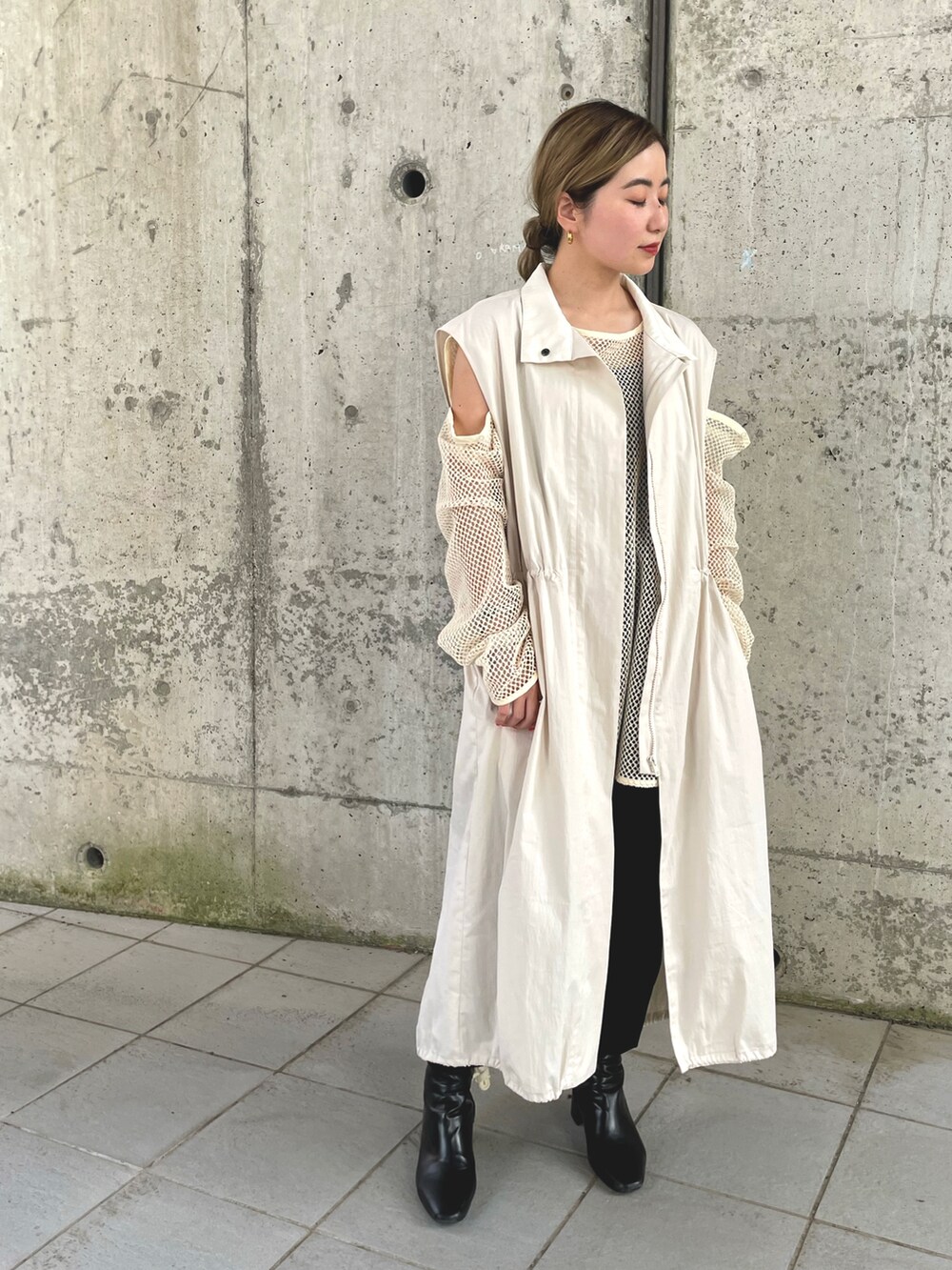 ホワイト系のノーカラーコート、ホワイト系のTシャツ/カットソー、ブラック系のその他パンツを着用したレディースの秋コーディネートの4枚目の写真