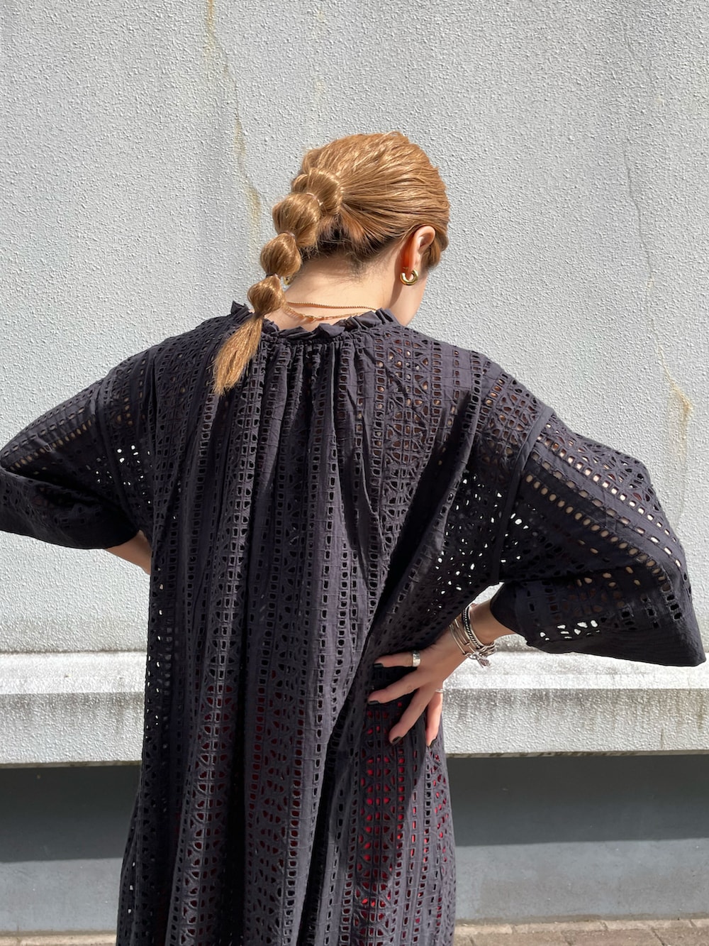 グレー系のワンピースを着用したレディースの春コーディネートの4枚目の写真