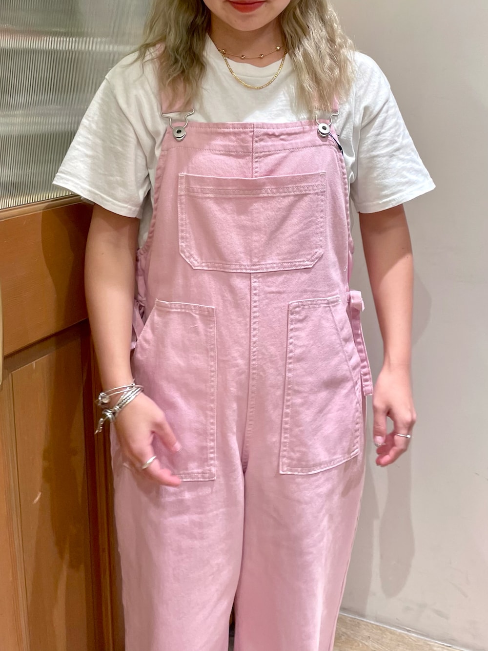 ピンク系のサロペット/オーバーオール、ブラック系のハットを着用したレディースの秋コーディネートの2枚目の写真