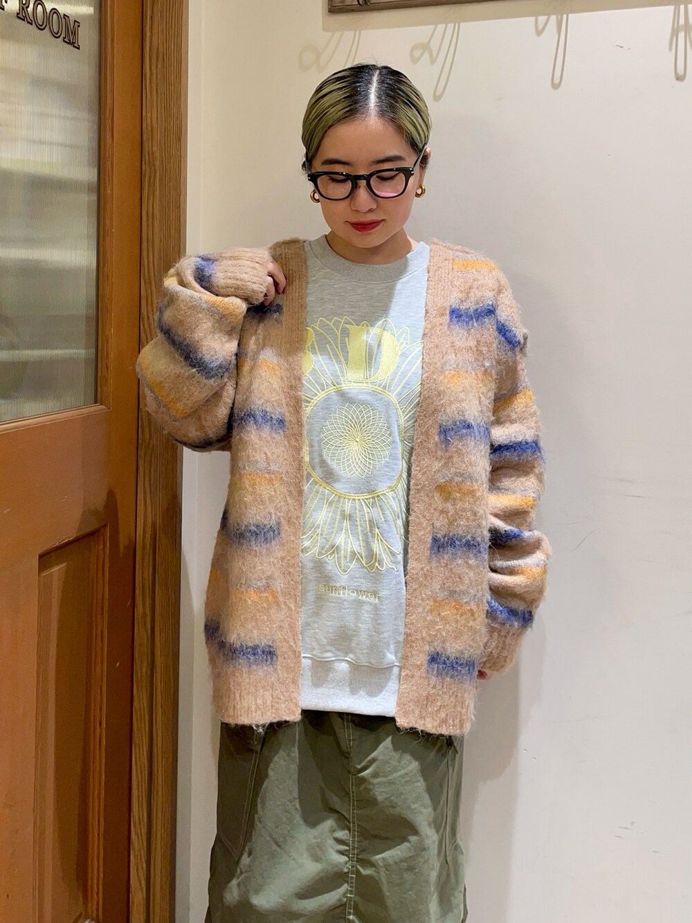 ベージュ系のカーディガン/ボレロ、グレー系のスウェット、グリーン系のスカートを着用したレディースの秋コーディネートの3枚目の写真