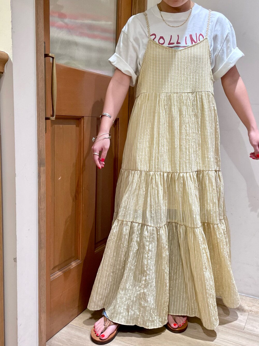 ホワイト系のTシャツ/カットソー、イエロー系のワンピースを着用したレディースの夏コーディネートの4枚目の写真