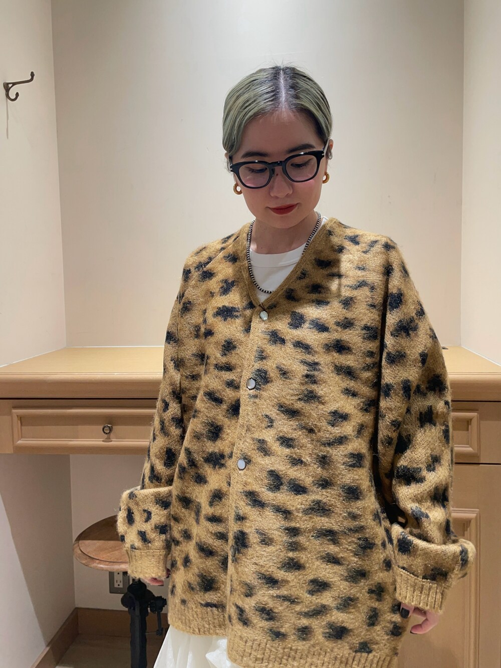 ベージュ系のカーディガン/ボレロ、ホワイト系のスカートを着用したレディースの秋コーディネートの3枚目の写真