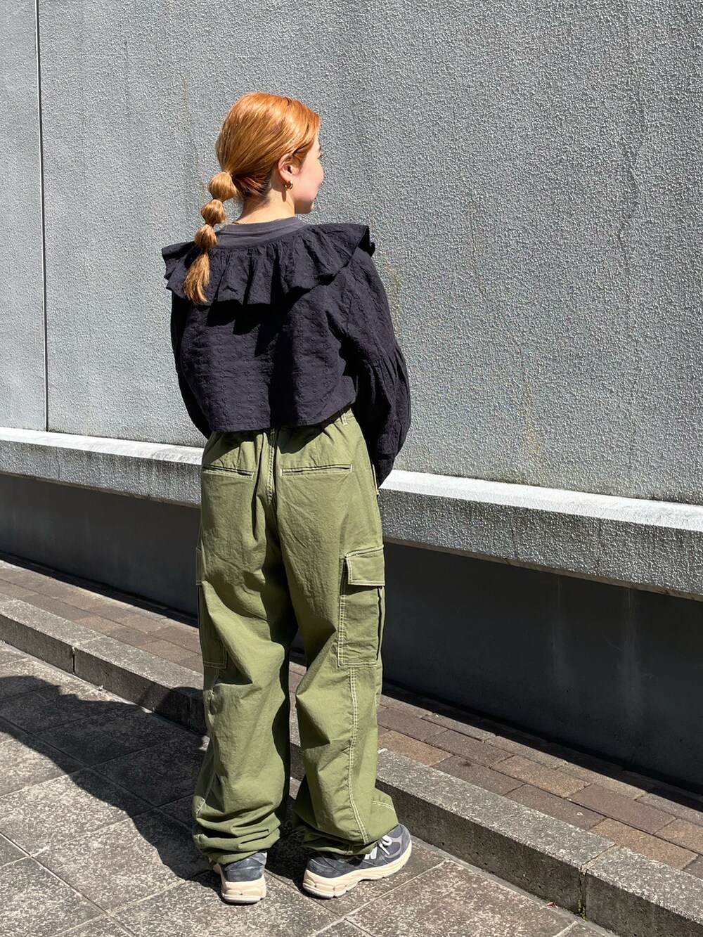 ブラック系のシャツ/ブラウス、グレー系のTシャツ/カットソー、グリーン系のカーゴパンツを着用したレディースの春コーディネートの2枚目の写真