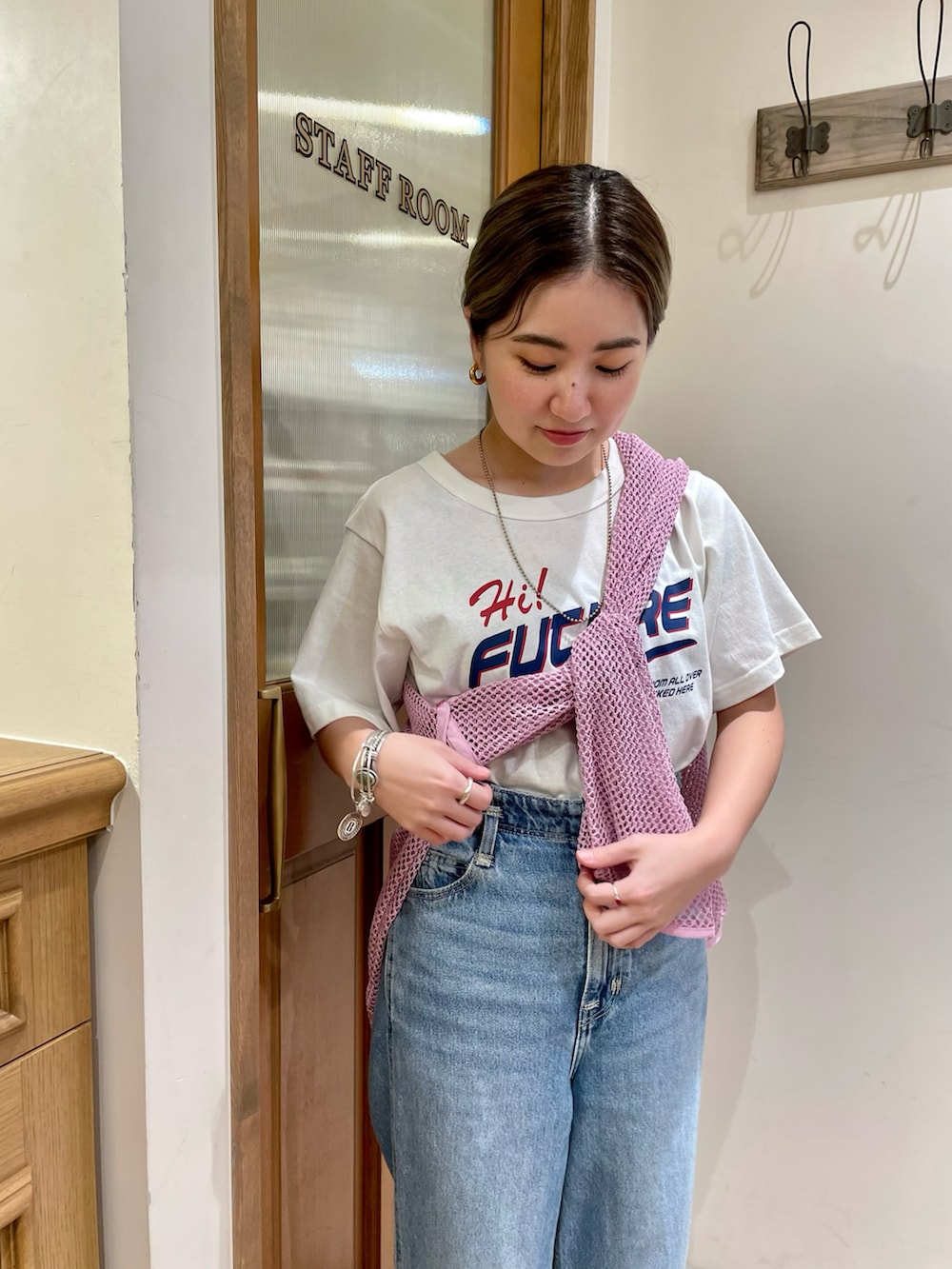 ピンク系のTシャツ/カットソー、ホワイト系のTシャツ/カットソー、ブラック系のスニーカーを着用したレディースの秋コーディネートの2枚目の写真