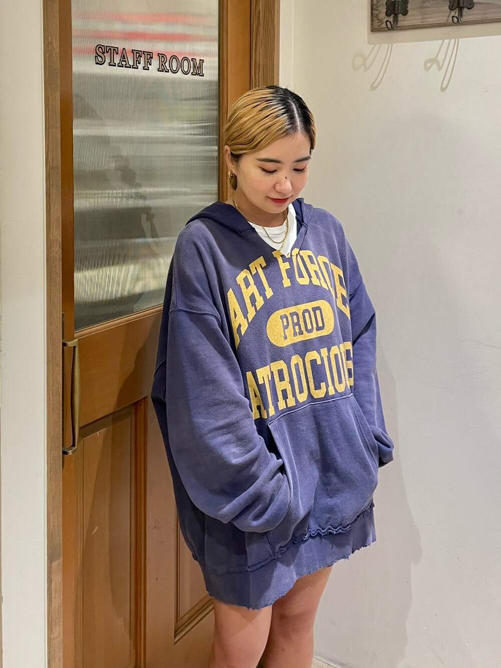 ホワイト系のTシャツ/カットソーを着用したレディースの秋コーディネートの4枚目の写真