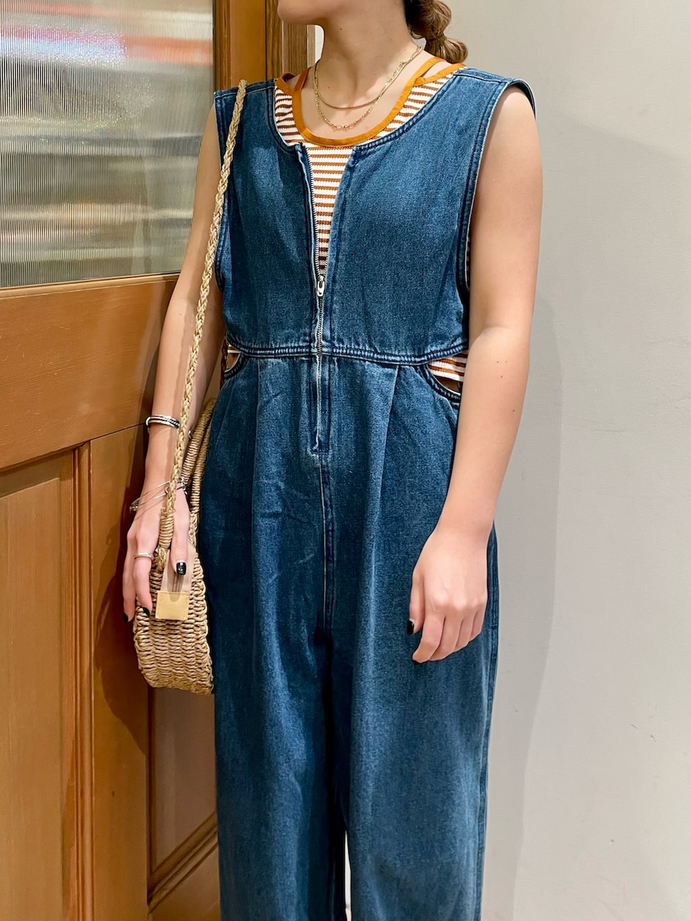 ブルー系のサロペット/オーバーオール、ブラック系のシューズ、イエロー系のタンクトップを着用したレディースの夏コーディネートの3枚目の写真