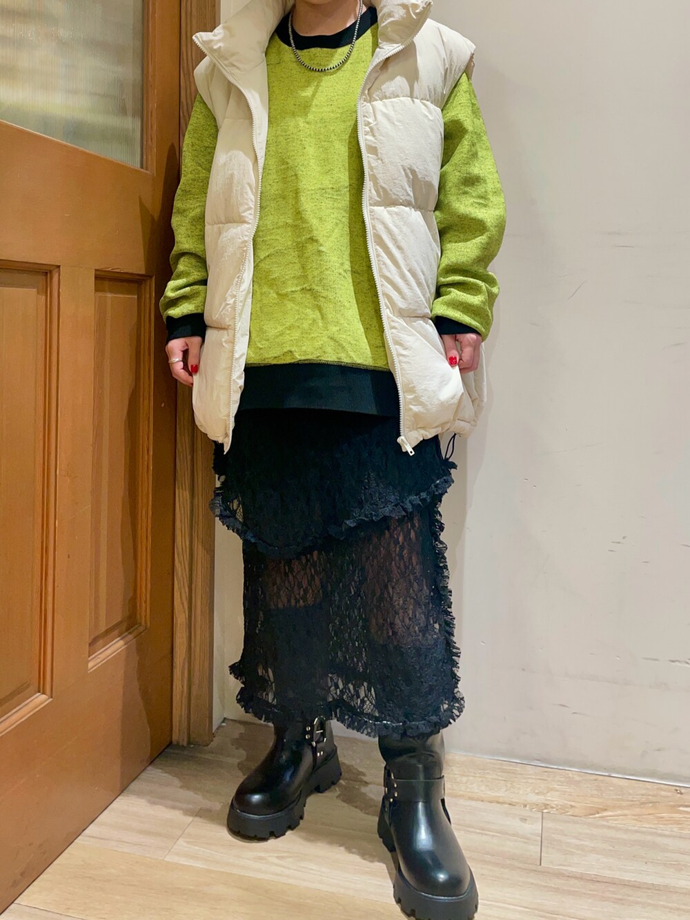 ブラック系のニット/セーター、ホワイト系のその他アウター、ブラック系のスカートを着用したレディースの秋コーディネートの5枚目の写真