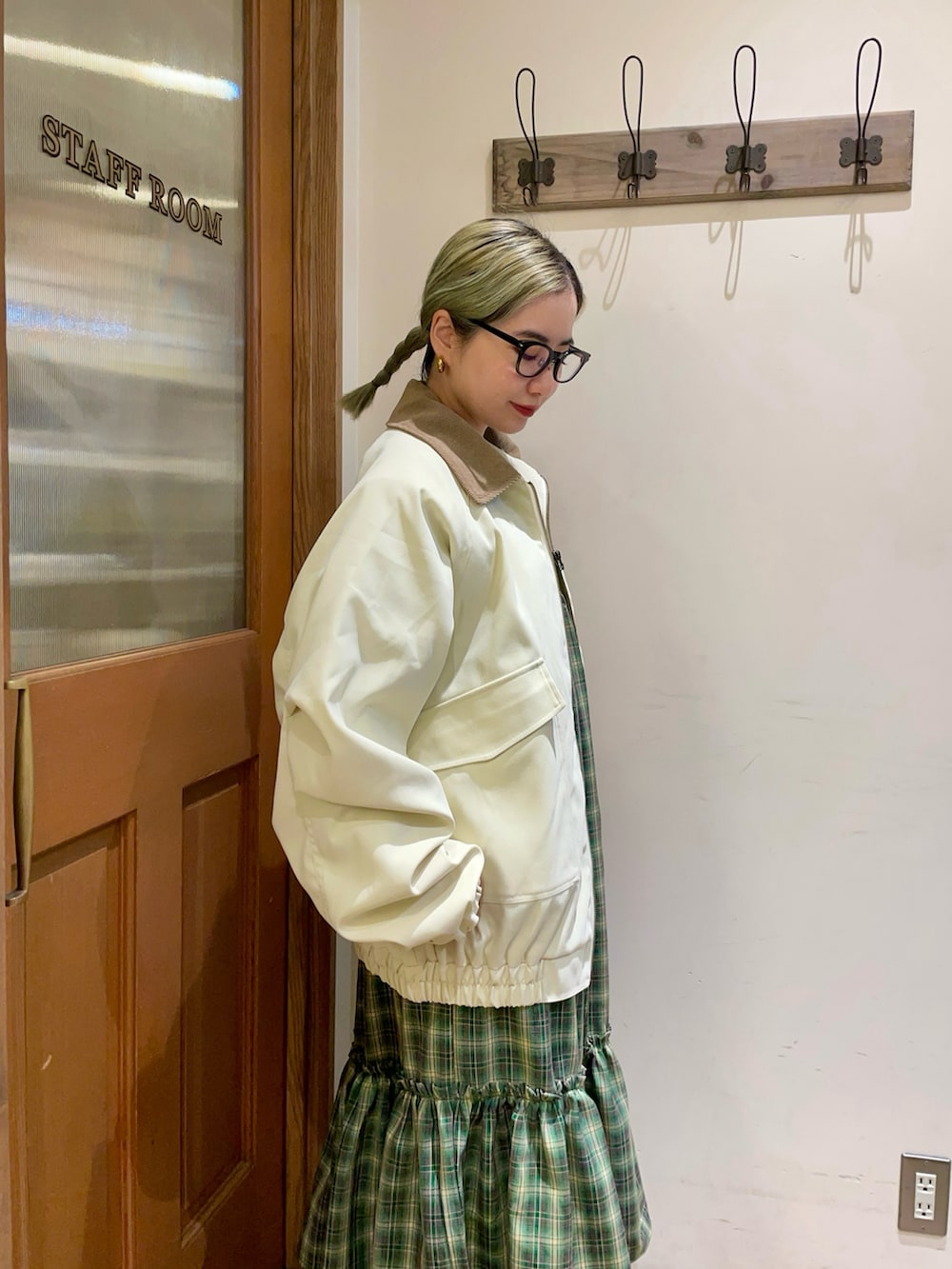 ホワイト系のその他アウター、ホワイト系のニット/セーター、グリーン系のワンピースを着用したレディースの秋コーディネートの4枚目の写真