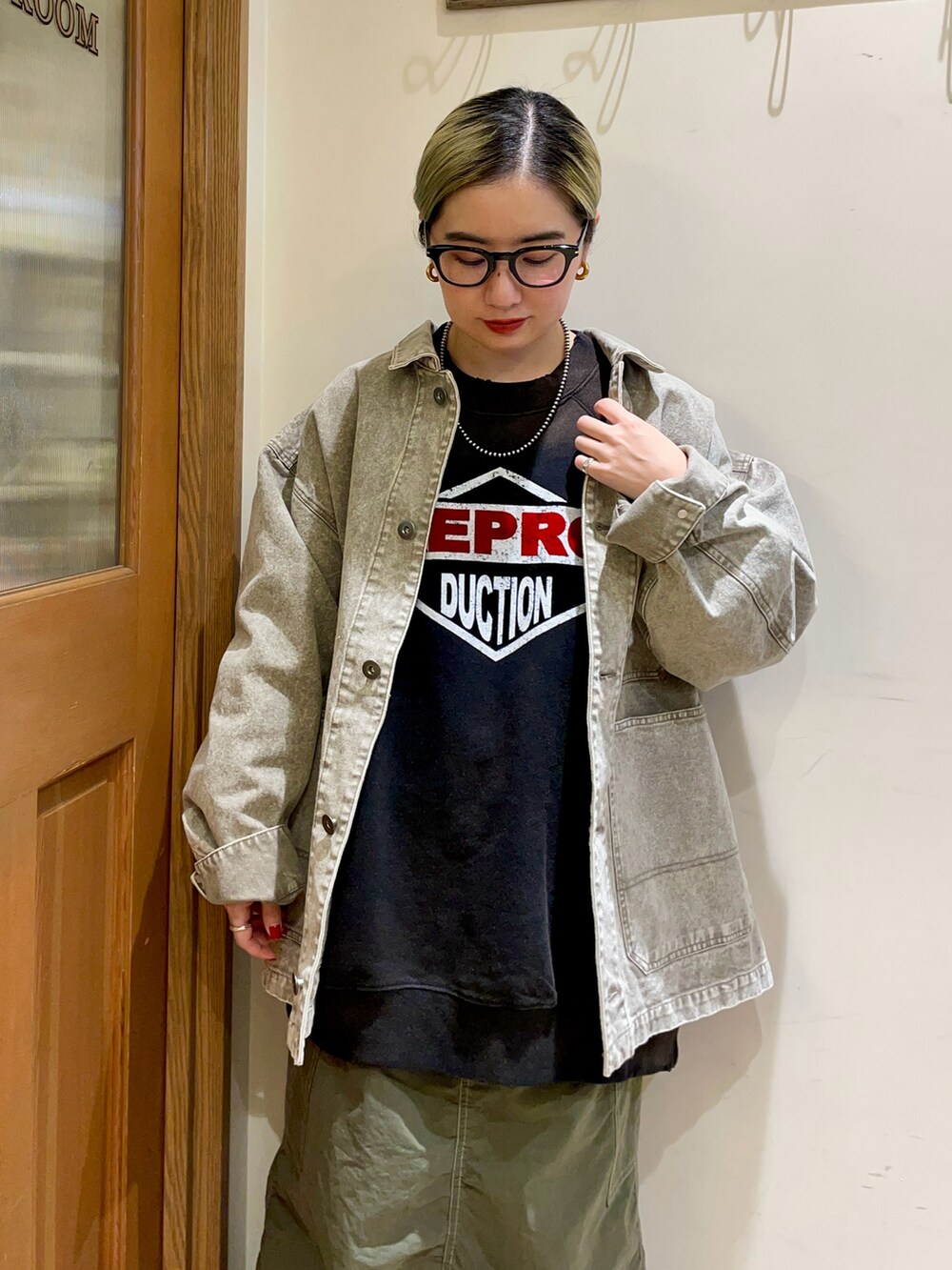 ピンク系のブルゾン、グリーン系のスカート、ブラック系のトップスを着用したレディースの秋コーディネートの3枚目の写真