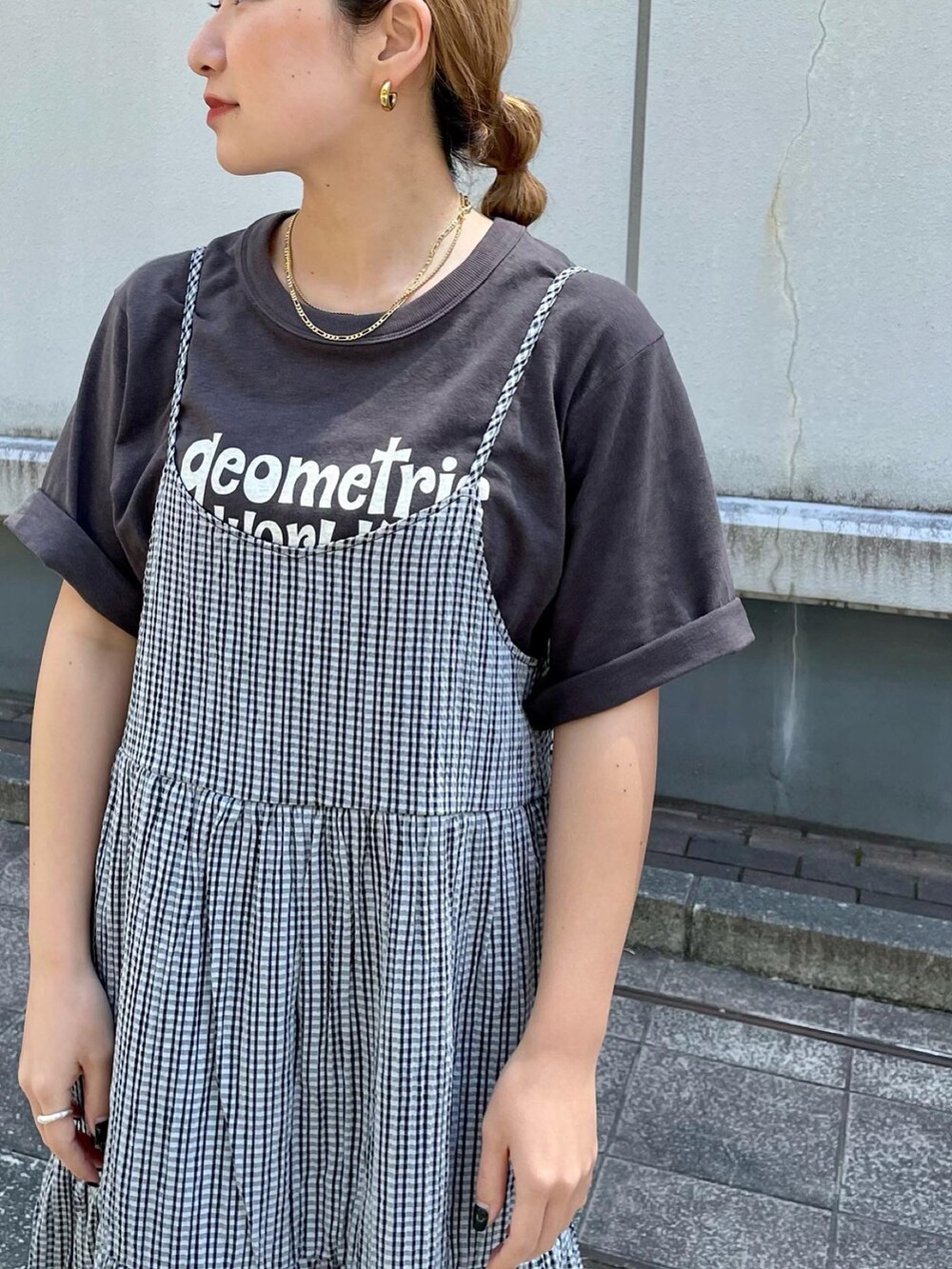 ブラック系のワンピース、グレー系のTシャツ/カットソー、ブラック系のシューズを着用したレディースの夏コーディネートの3枚目の写真