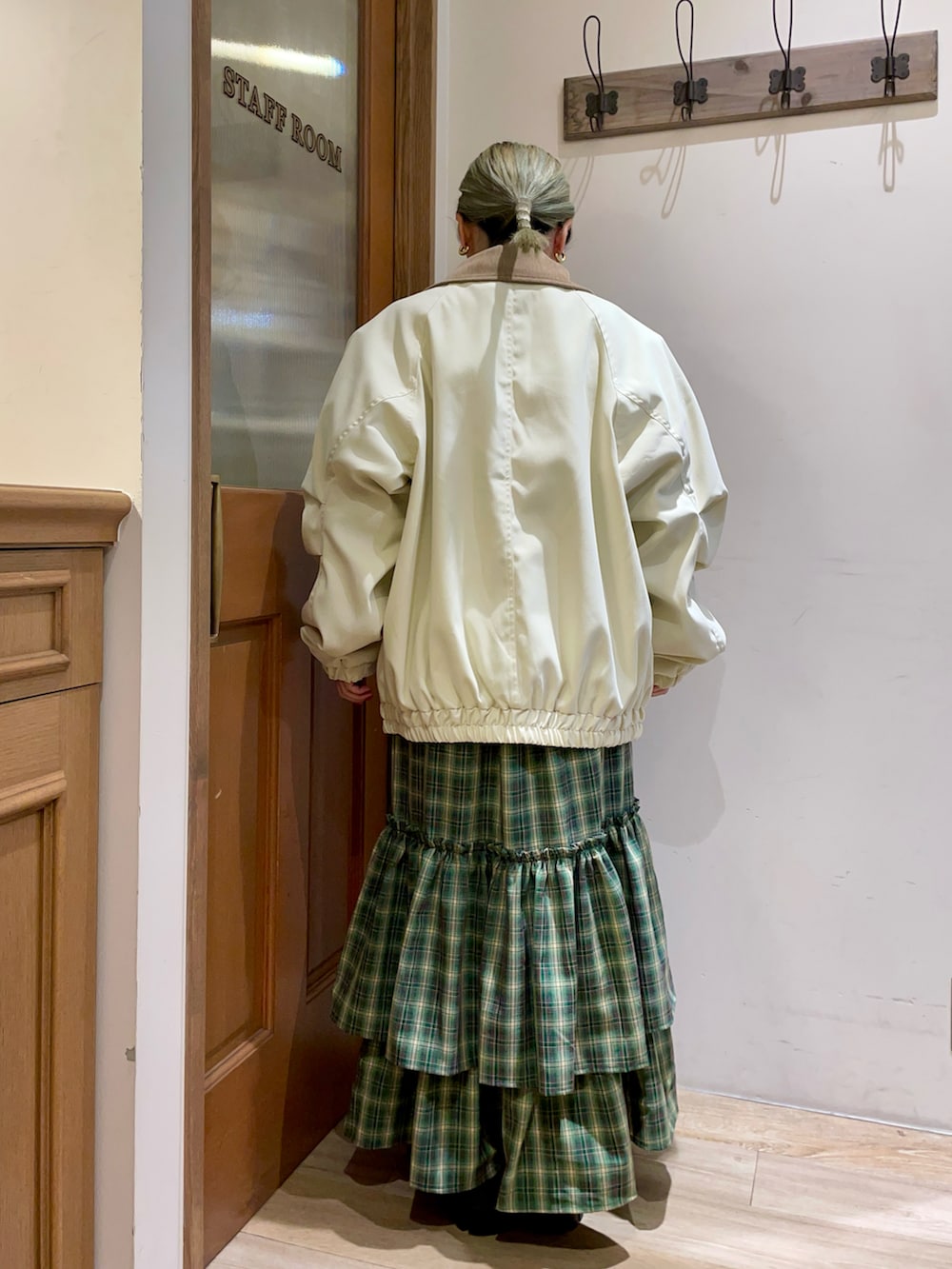 ホワイト系のその他アウター、ホワイト系のニット/セーター、グリーン系のワンピースを着用したレディースの秋コーディネートの2枚目の写真