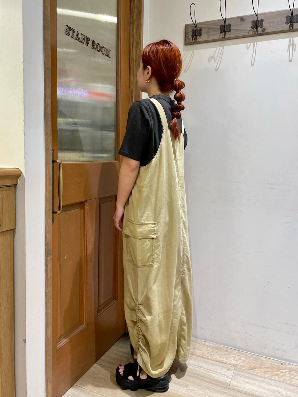 ブラック系のTシャツ/カットソー、ベージュ系のワンピース、ブラック系のシューズを着用したレディースの夏コーディネートの3枚目の写真