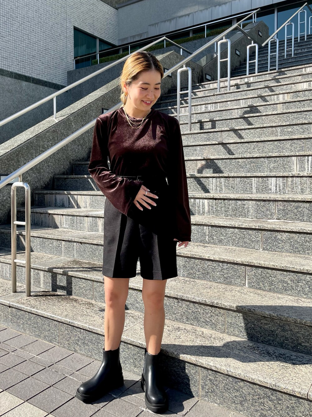 グリーン系のカーディガン/ボレロ、ブラウン系のTシャツ/カットソー、ブラック系のその他パンツを着用したレディースの秋コーディネートの5枚目の写真