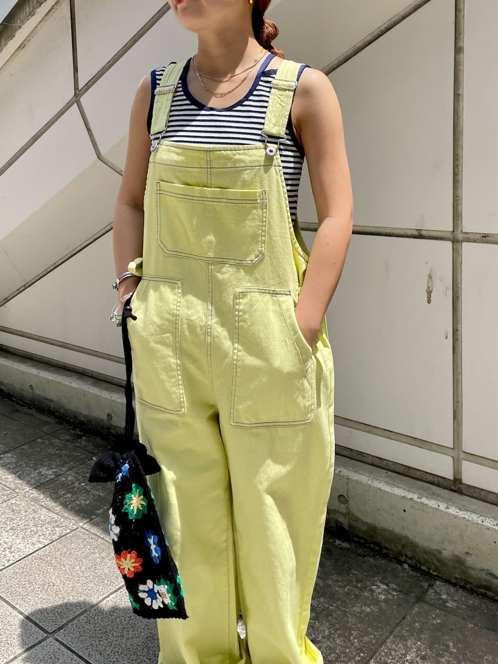 ホワイト系のオールインワン・サロペットを着用したレディースの夏コーディネートの4枚目の写真