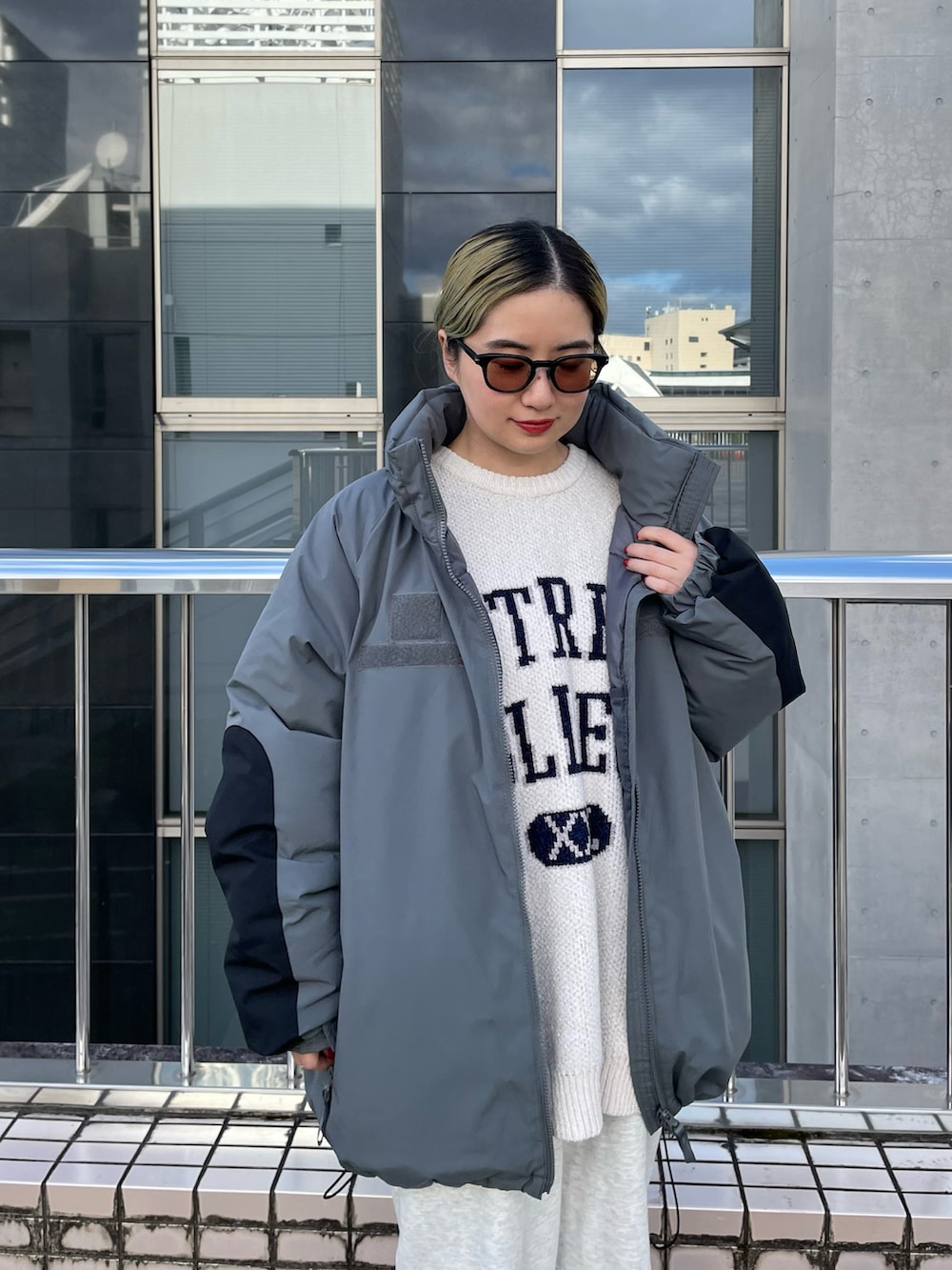 グレー系のダウンジャケット/コート、ホワイト系のニット/セーターを着用したレディースの秋コーディネートの4枚目の写真