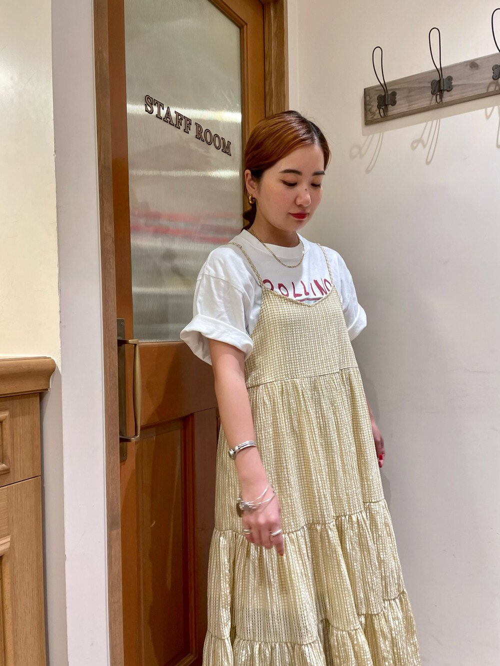 ホワイト系のTシャツ/カットソー、イエロー系のワンピースを着用したレディースの夏コーディネートの3枚目の写真