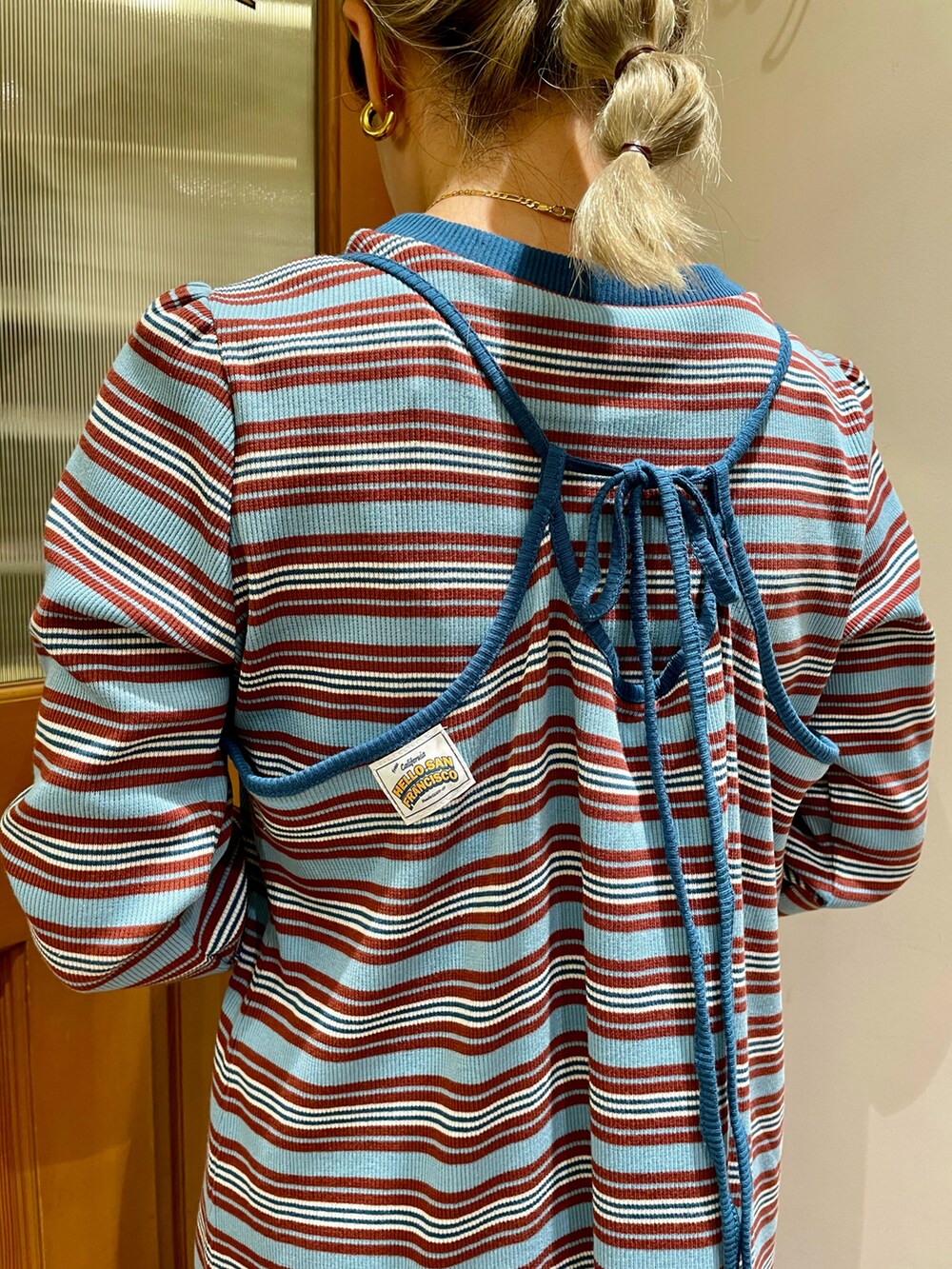 ブルー系のワンピース、ホワイト系のトートバッグを着用したレディースの秋コーディネートの4枚目の写真