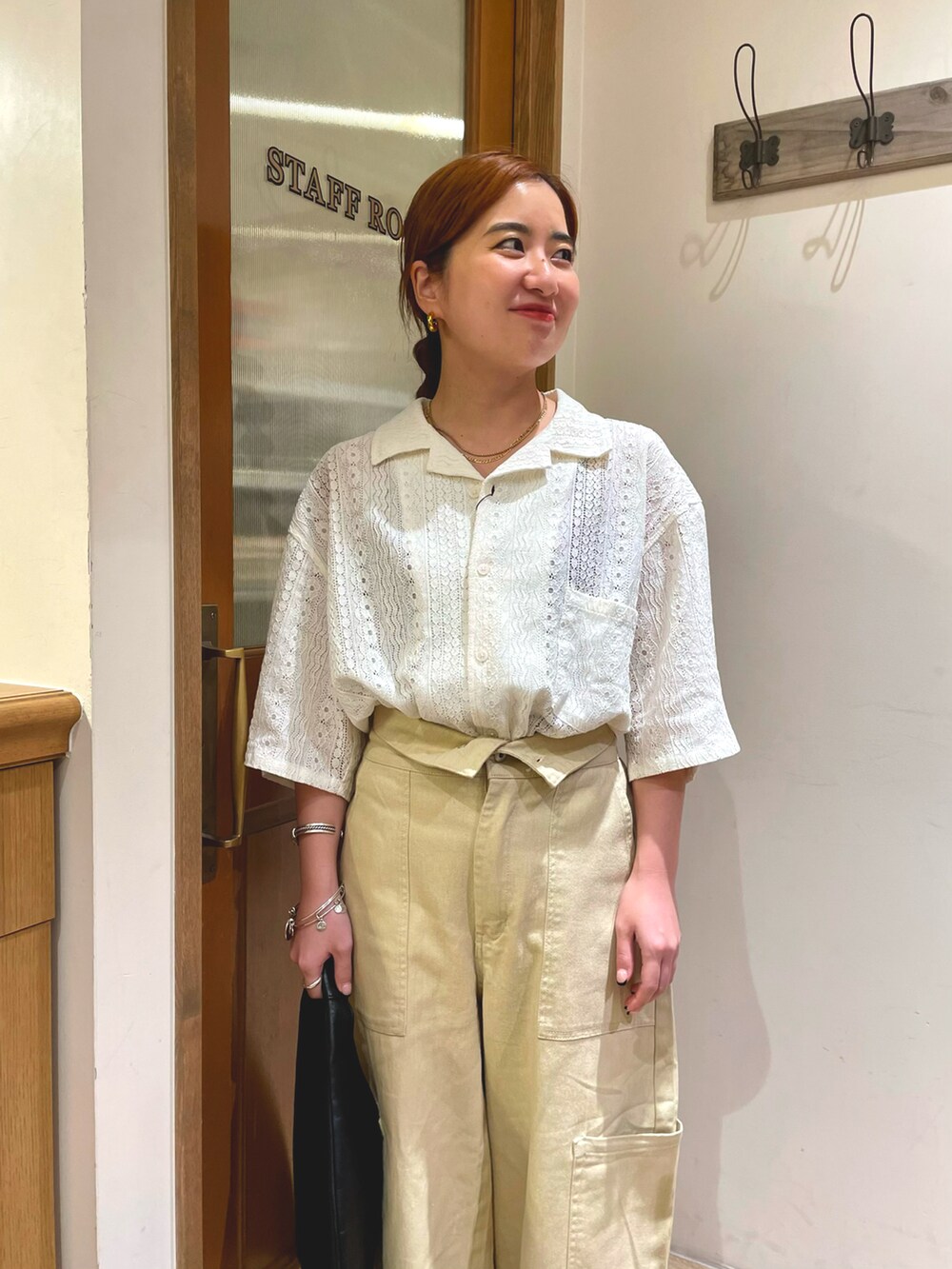 ホワイト系のシャツ/ブラウス、ベージュ系のカーゴパンツ、ブラック系のトートバッグを着用したレディースの夏コーディネートの2枚目の写真