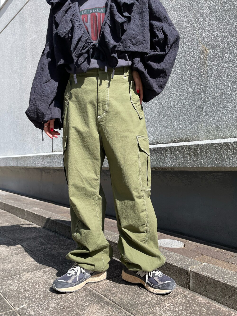 ブラック系のシャツ/ブラウス、グレー系のTシャツ/カットソー、グリーン系のカーゴパンツを着用したレディースの春コーディネートの5枚目の写真