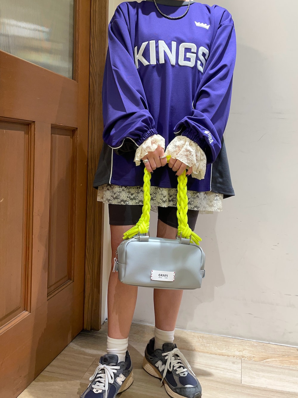 ホワイト系のシャツ/ブラウス、パープル系のTシャツ/カットソー、グレー系のハンドバッグを着用したレディースの秋コーディネートの5枚目の写真