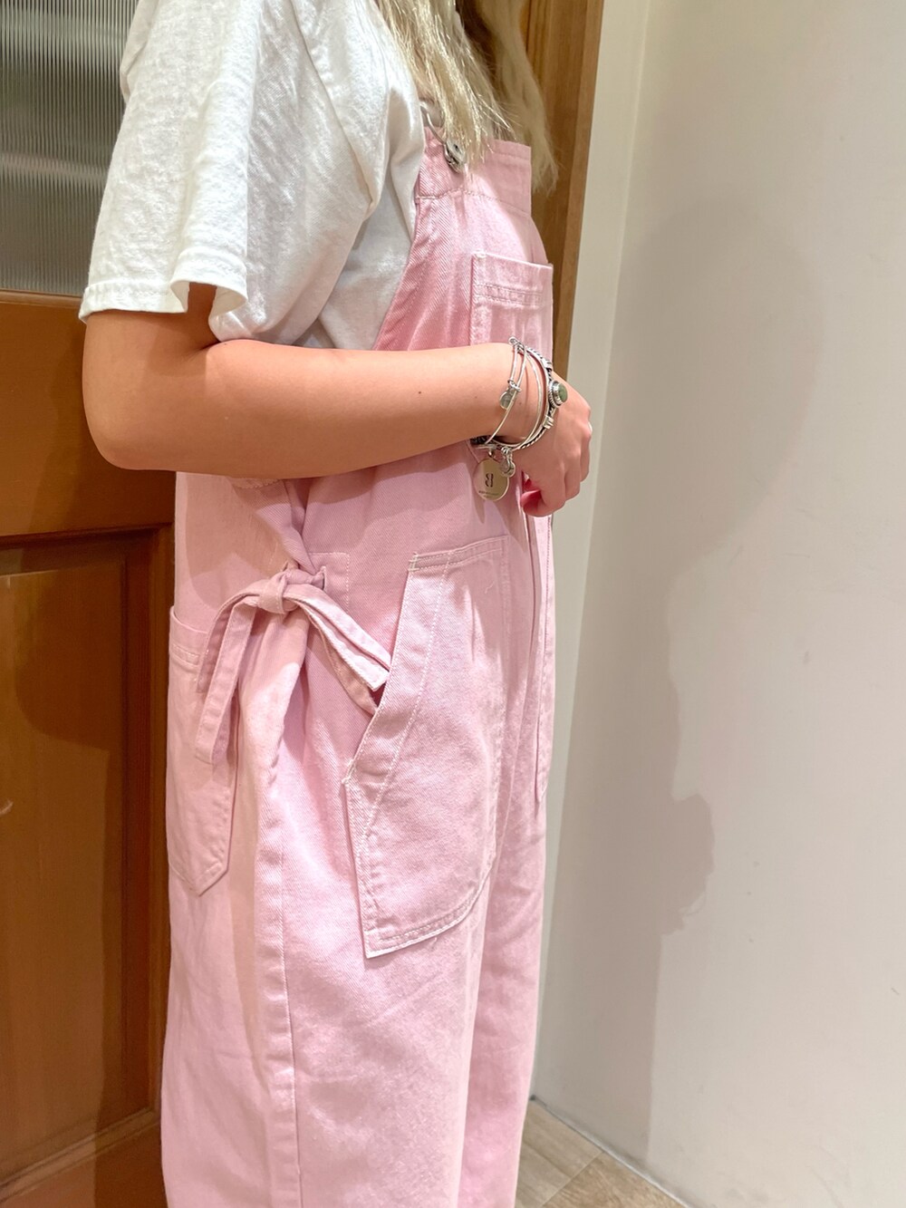 ピンク系のサロペット/オーバーオール、ブラック系のハットを着用したレディースの秋コーディネートの4枚目の写真