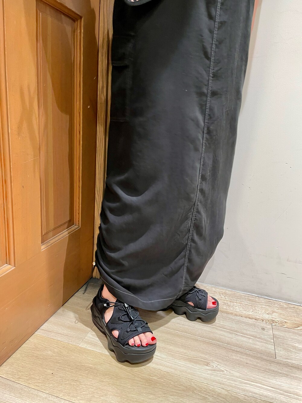 ブラック系のワンピース、ブルー系のTシャツ/カットソー、ブラック系のシューズを着用したレディースの夏コーディネートの4枚目の写真