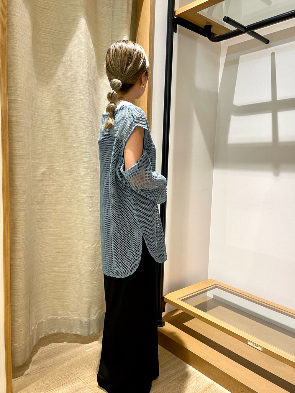 ブルー系のTシャツ/カットソー、ブラック系のワンピース、ブラック系のサンダルを着用したレディースの秋コーディネートの2枚目の写真