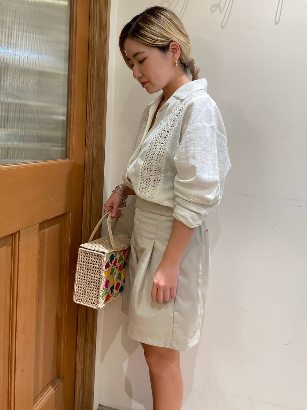 ホワイト系のシャツ/ブラウス、ホワイト系のその他パンツを着用したレディースの秋コーディネートの2枚目の写真