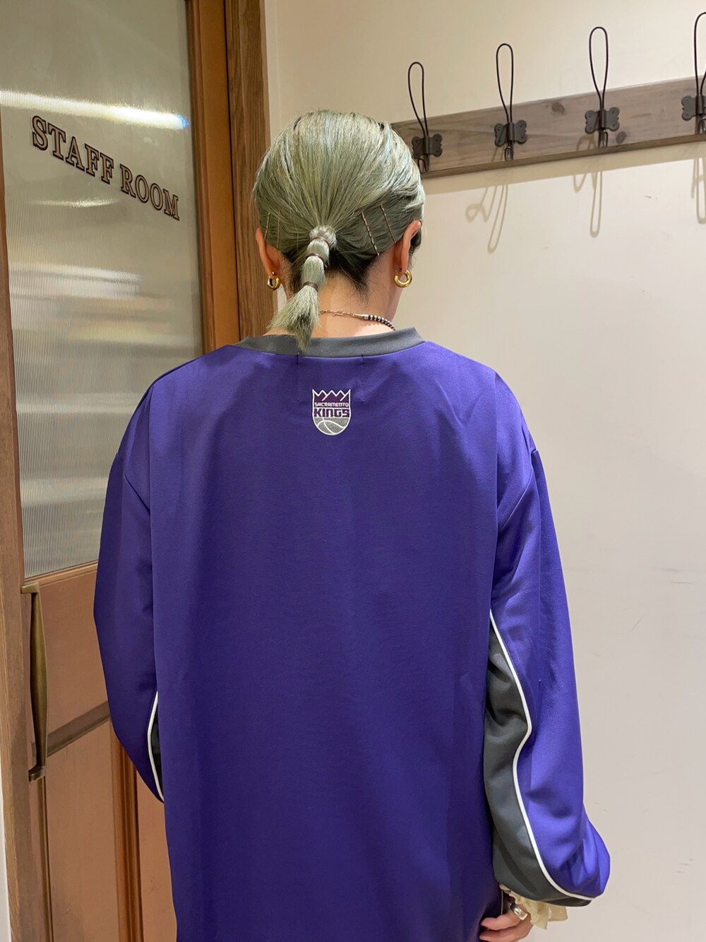 ホワイト系のシャツ/ブラウス、パープル系のTシャツ/カットソー、グレー系のハンドバッグを着用したレディースの秋コーディネートの4枚目の写真