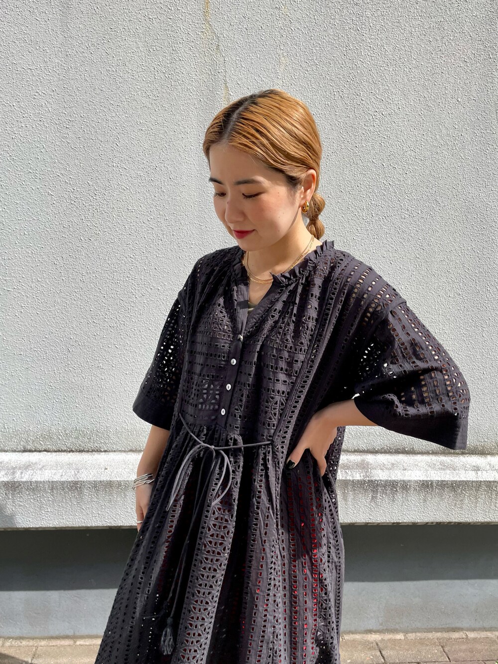 グレー系のワンピースを着用したレディースの春コーディネートの3枚目の写真