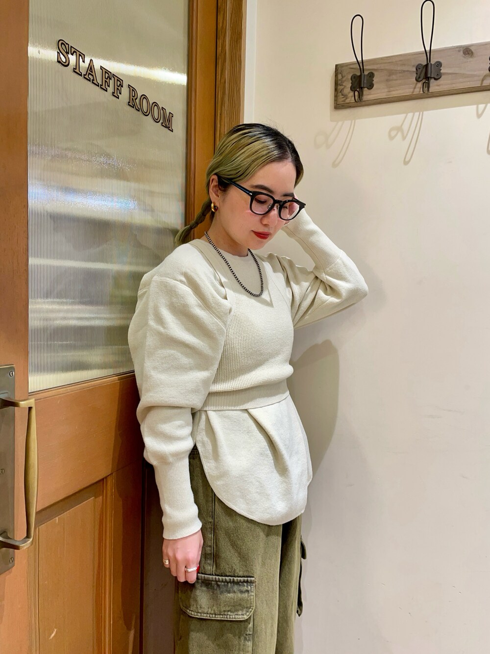 ホワイト系のニット/セーター、グリーン系のデニムパンツを着用したレディースの冬コーディネートの4枚目の写真