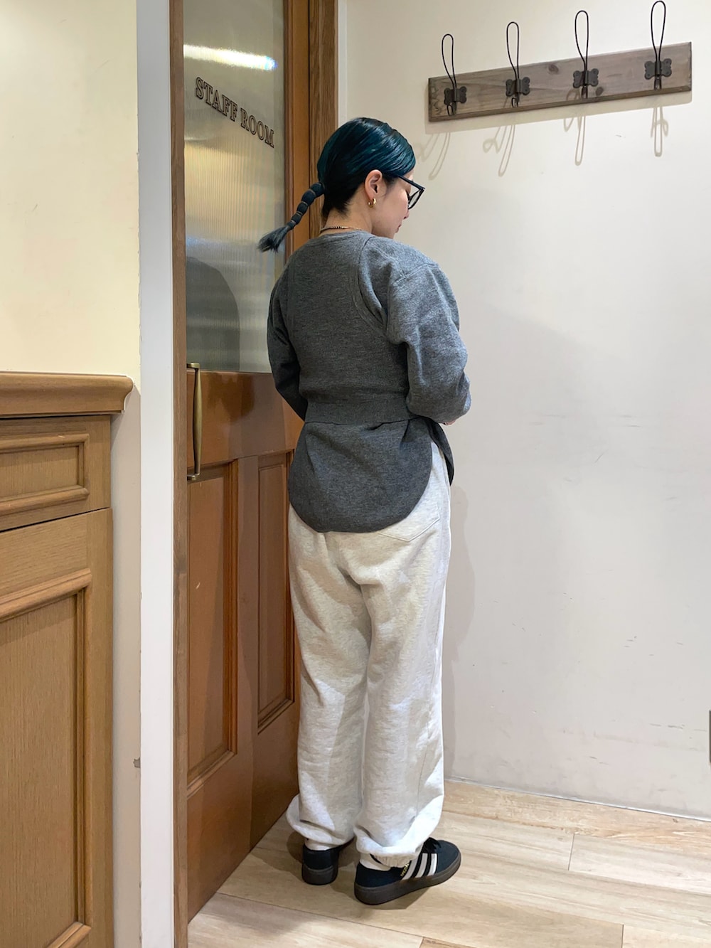 グレー系のニット/セーター、グリーン系のトートバッグを着用したレディースの冬コーディネートの2枚目の写真