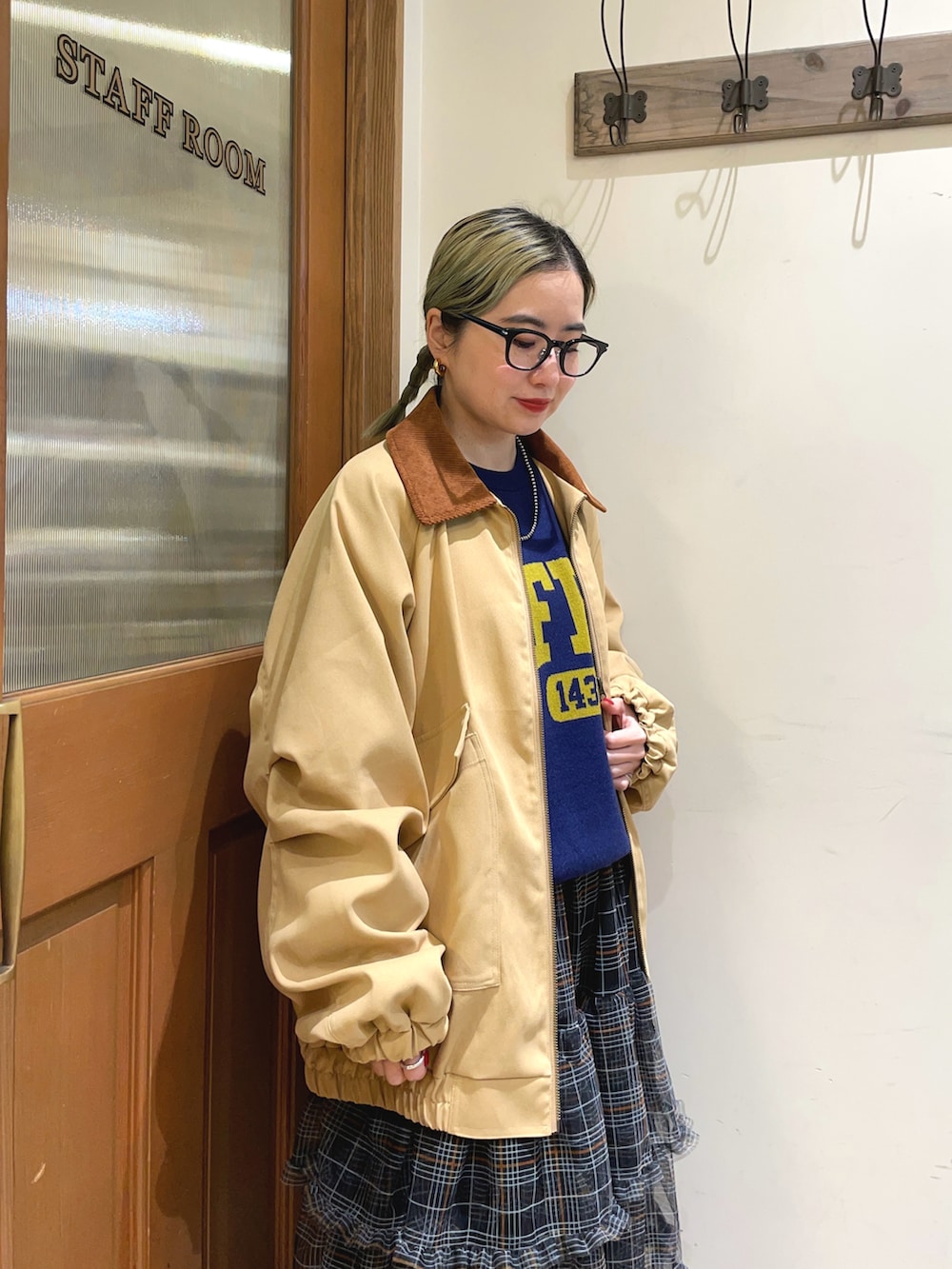 イエロー系のその他アウター、ブルー系のニット/セーター、ブラック系のスカートを着用したレディースの秋コーディネートの3枚目の写真