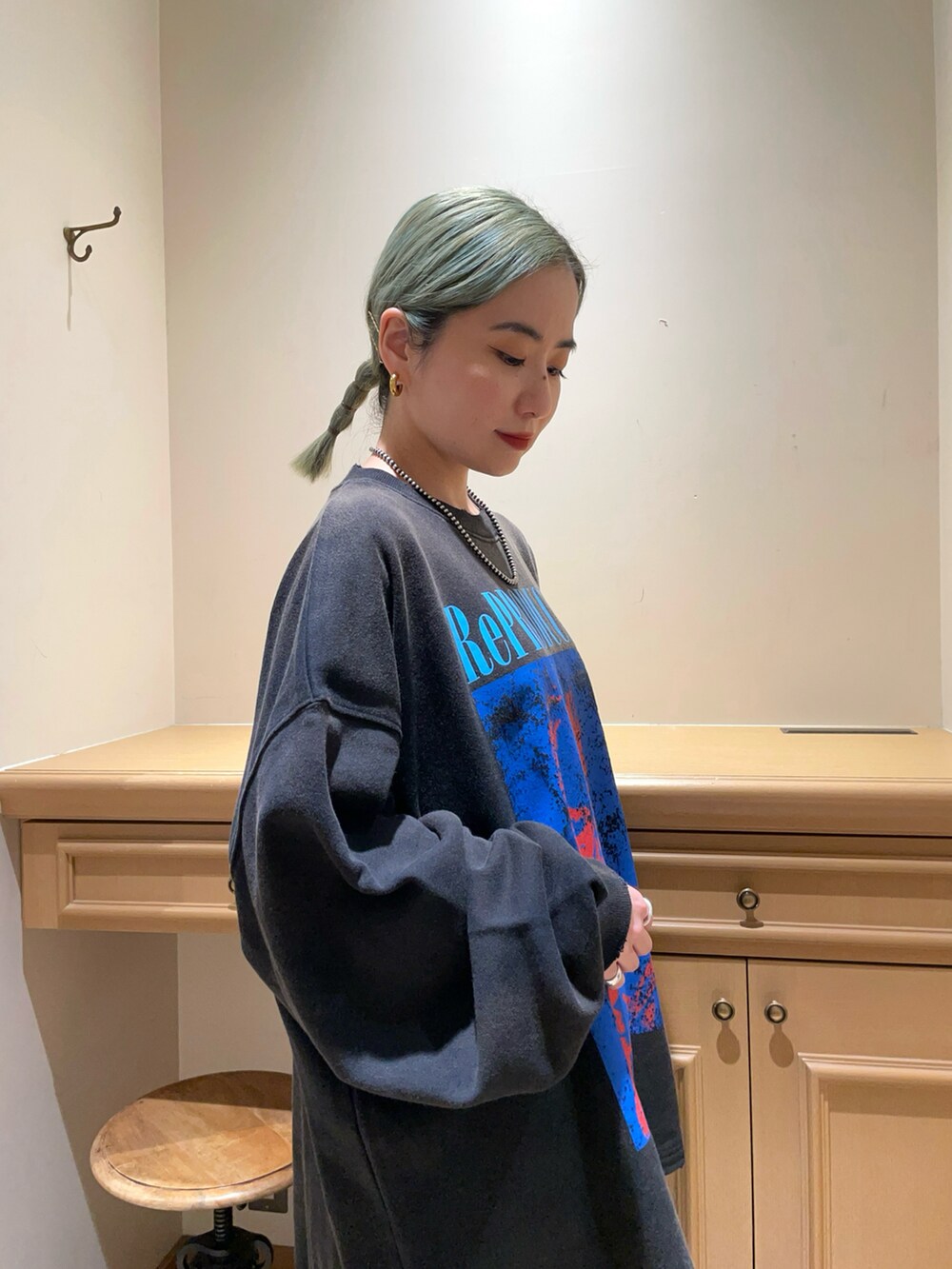 ブラック系のスウェット、ブラック系のスカートを着用したレディースの秋コーディネートの4枚目の写真