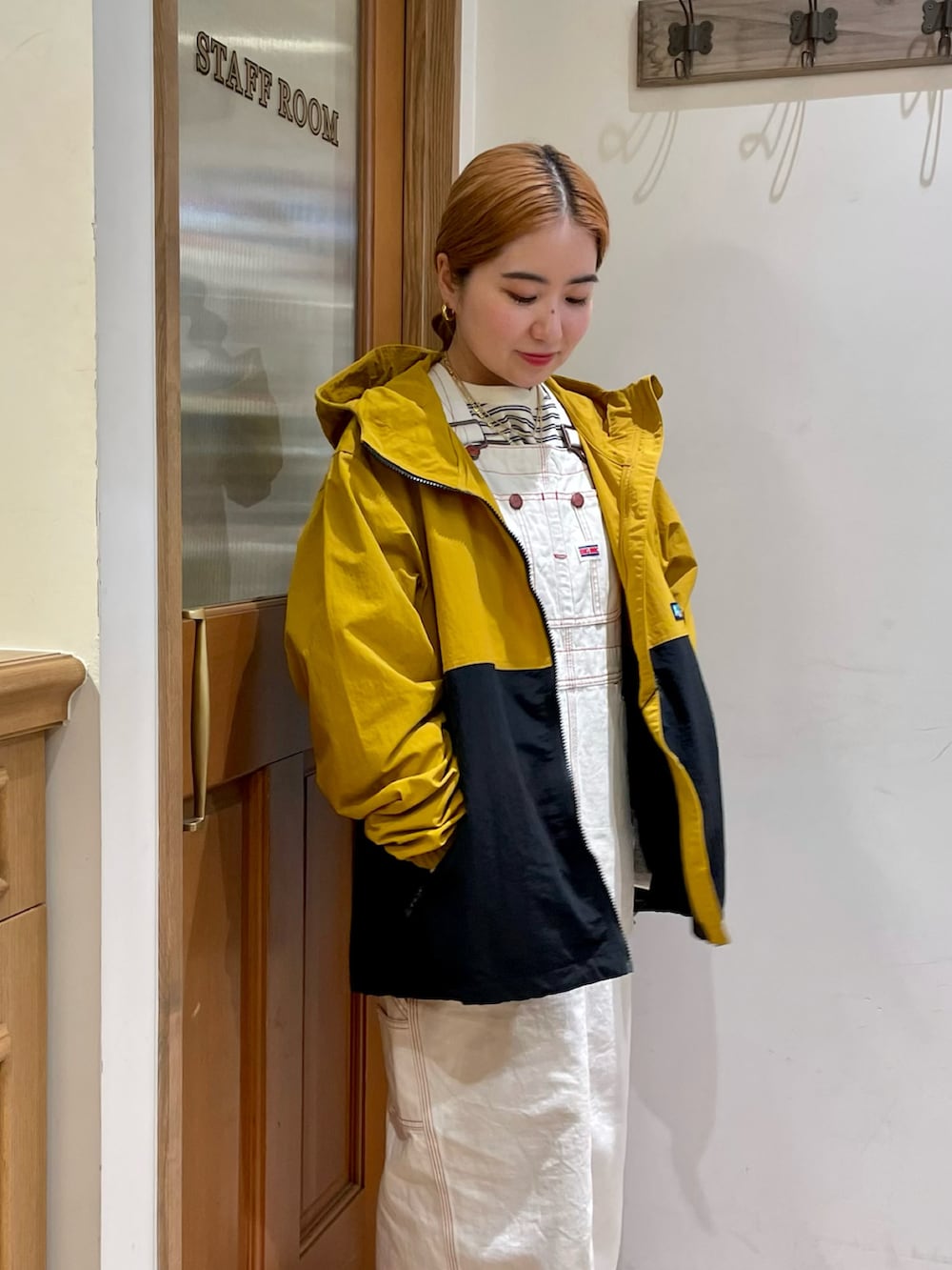 イエロー系のマウンテンパーカーを着用したレディースの春コーディネートの3枚目の写真