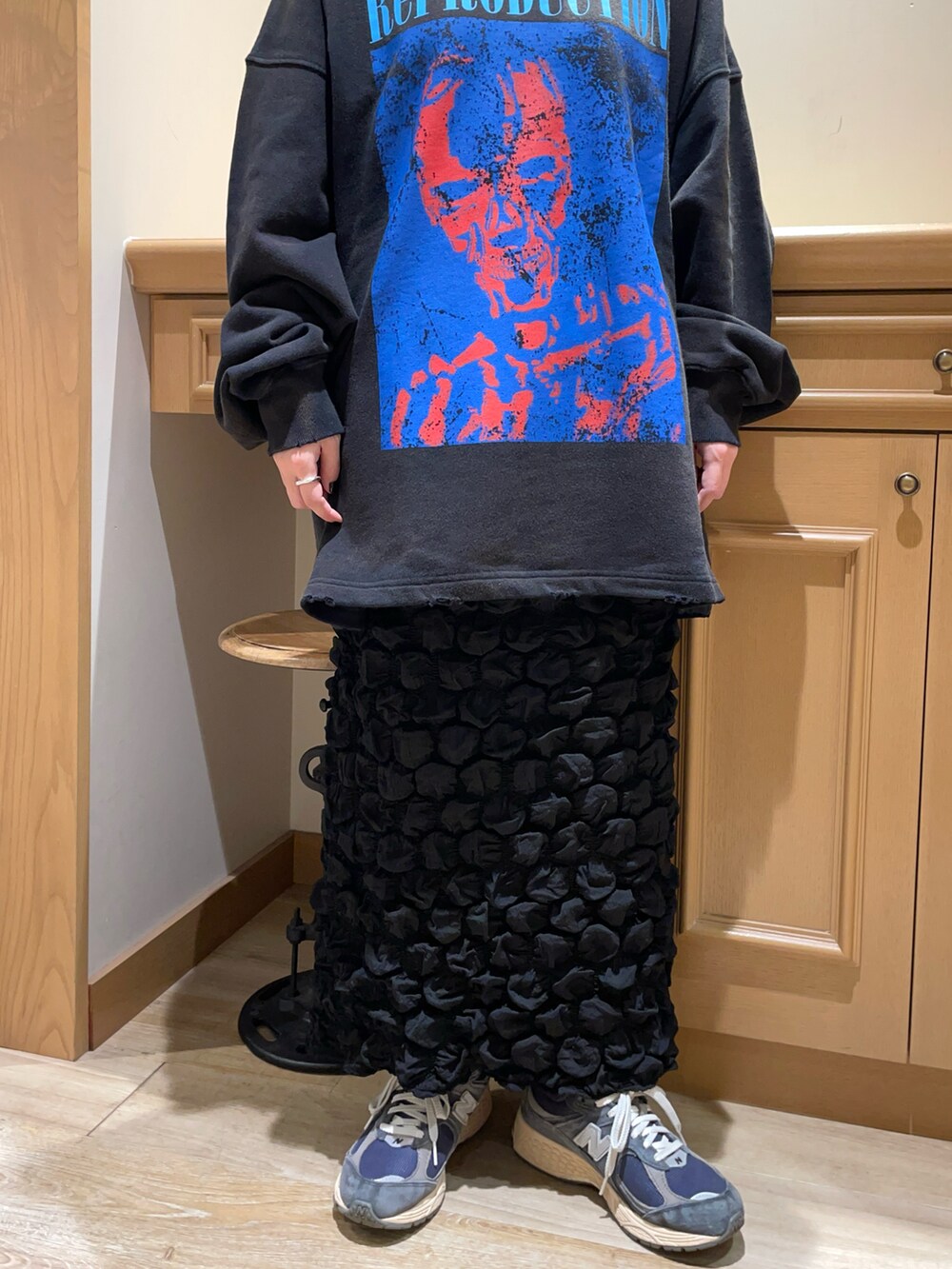 ブラック系のスウェット、ブラック系のスカートを着用したレディースの秋コーディネートの5枚目の写真