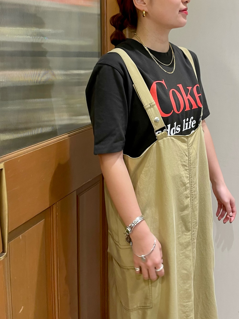 ブラック系のTシャツ/カットソー、ベージュ系のワンピース、ブラック系のシューズを着用したレディースの夏コーディネートの4枚目の写真