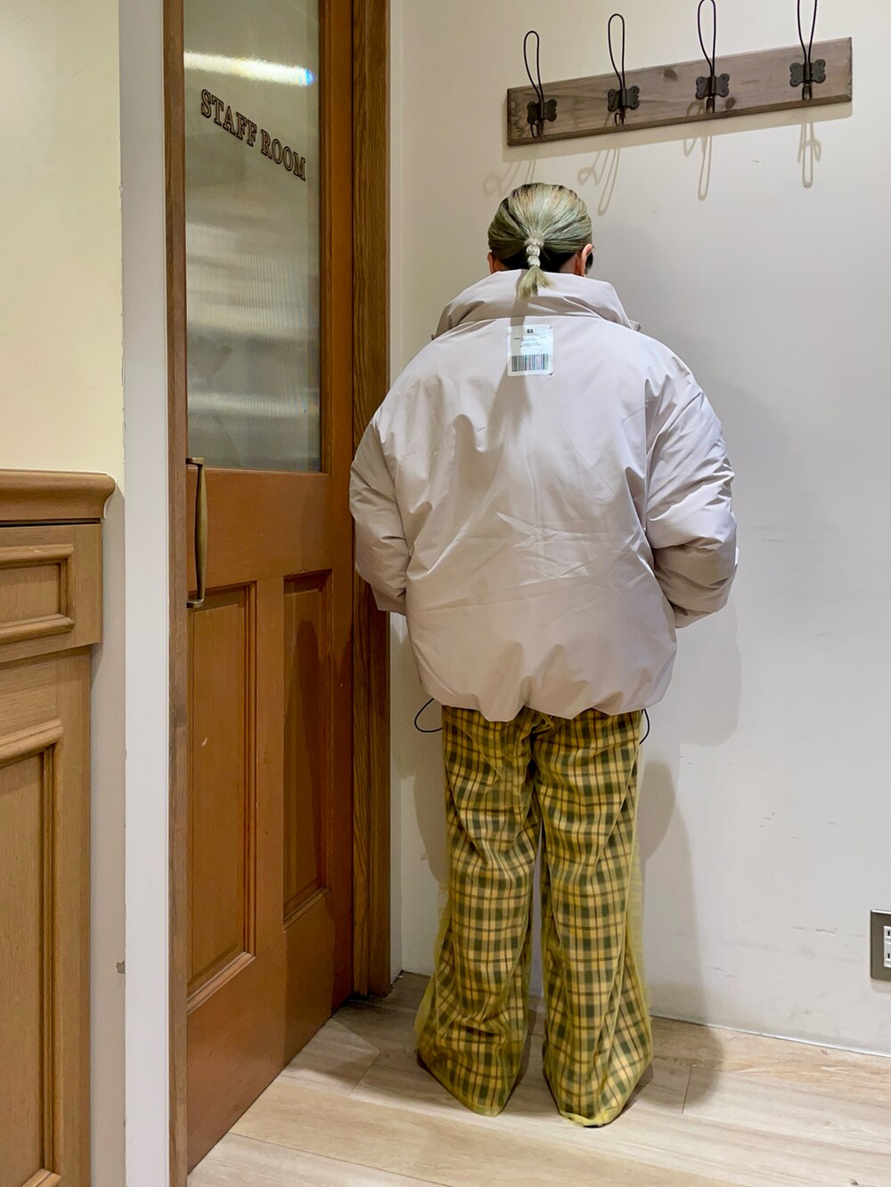 ホワイト系のダウンジャケット/コート、ホワイト系のニット/セーター、イエロー系のその他パンツを着用したレディースの秋コーディネートの2枚目の写真