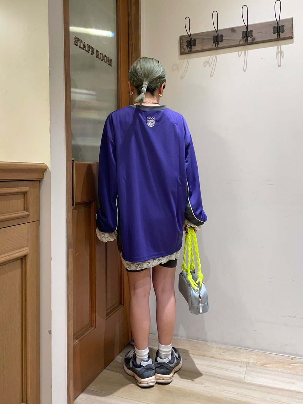 ホワイト系のシャツ/ブラウス、パープル系のTシャツ/カットソー、グレー系のハンドバッグを着用したレディースの秋コーディネートの2枚目の写真