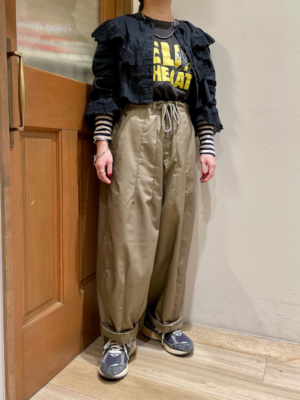 ブラック系のシャツ/ブラウス、グリーン系のカーゴパンツを着用したレディースの秋コーディネートの3枚目の写真