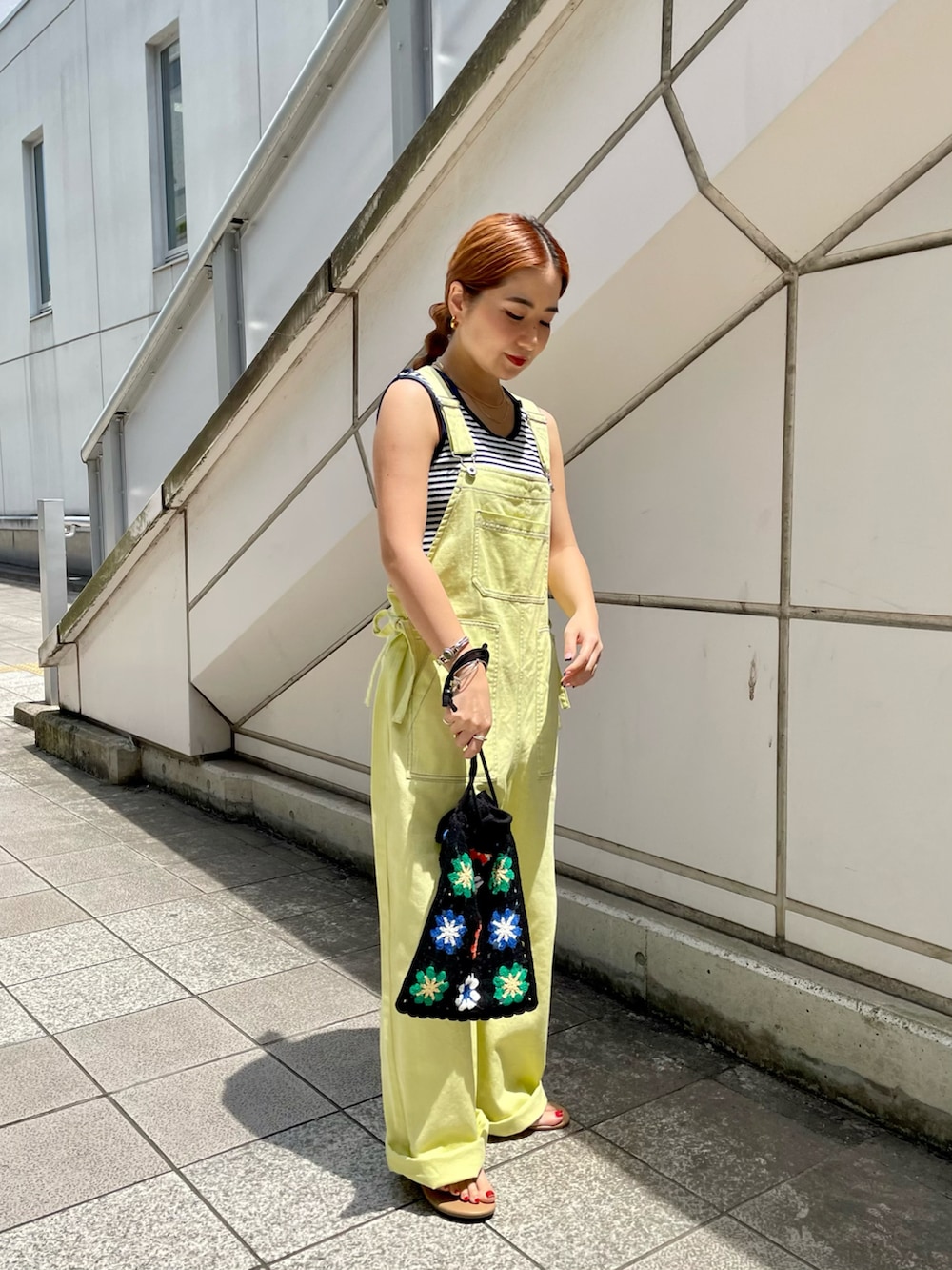 ホワイト系のオールインワン・サロペットを着用したレディースの夏コーディネートの2枚目の写真