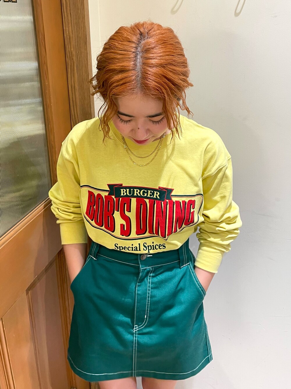 ブラック系のシャツ/ブラウス、イエロー系のTシャツ/カットソー、グリーン系のスカートを着用したレディースの春コーディネートの3枚目の写真