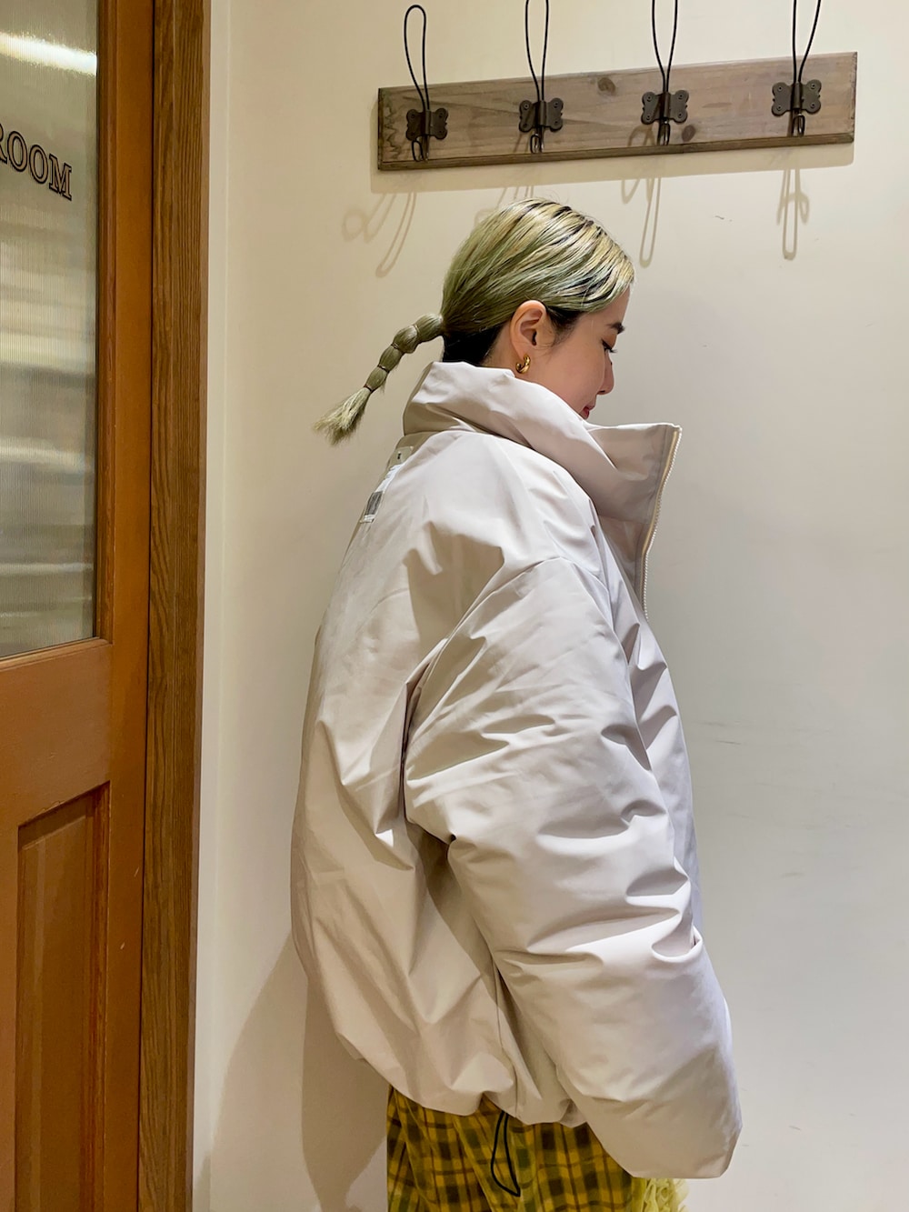 ホワイト系のダウンジャケット/コート、ホワイト系のニット/セーター、イエロー系のその他パンツを着用したレディースの秋コーディネートの4枚目の写真