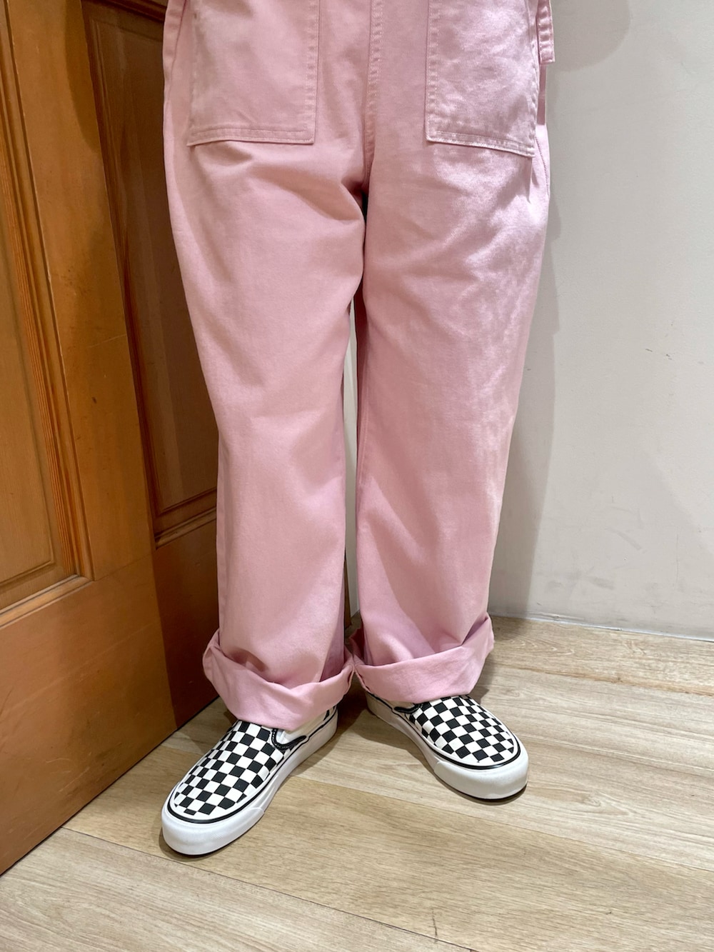 ピンク系のサロペット/オーバーオール、ブラック系のハットを着用したレディースの秋コーディネートの5枚目の写真