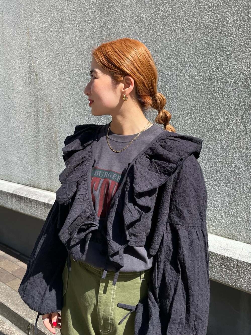 ブラック系のシャツ/ブラウス、グレー系のTシャツ/カットソー、グリーン系のカーゴパンツを着用したレディースの春コーディネートの3枚目の写真