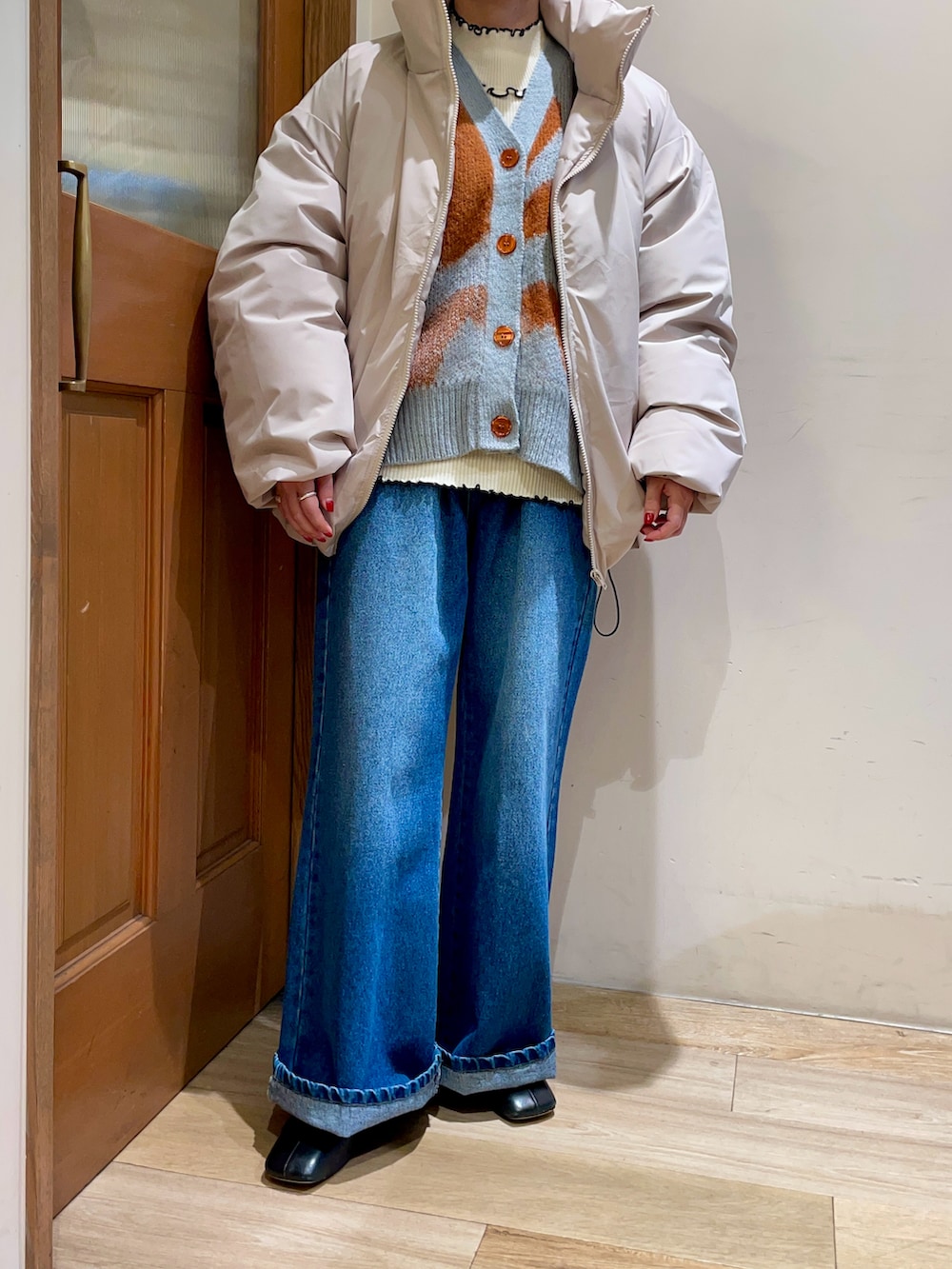 グレー系のダウンジャケット/コート、ブルー系のカーディガン/ボレロ、ホワイト系のニット/セーターを着用したレディースの冬コーディネートの5枚目の写真