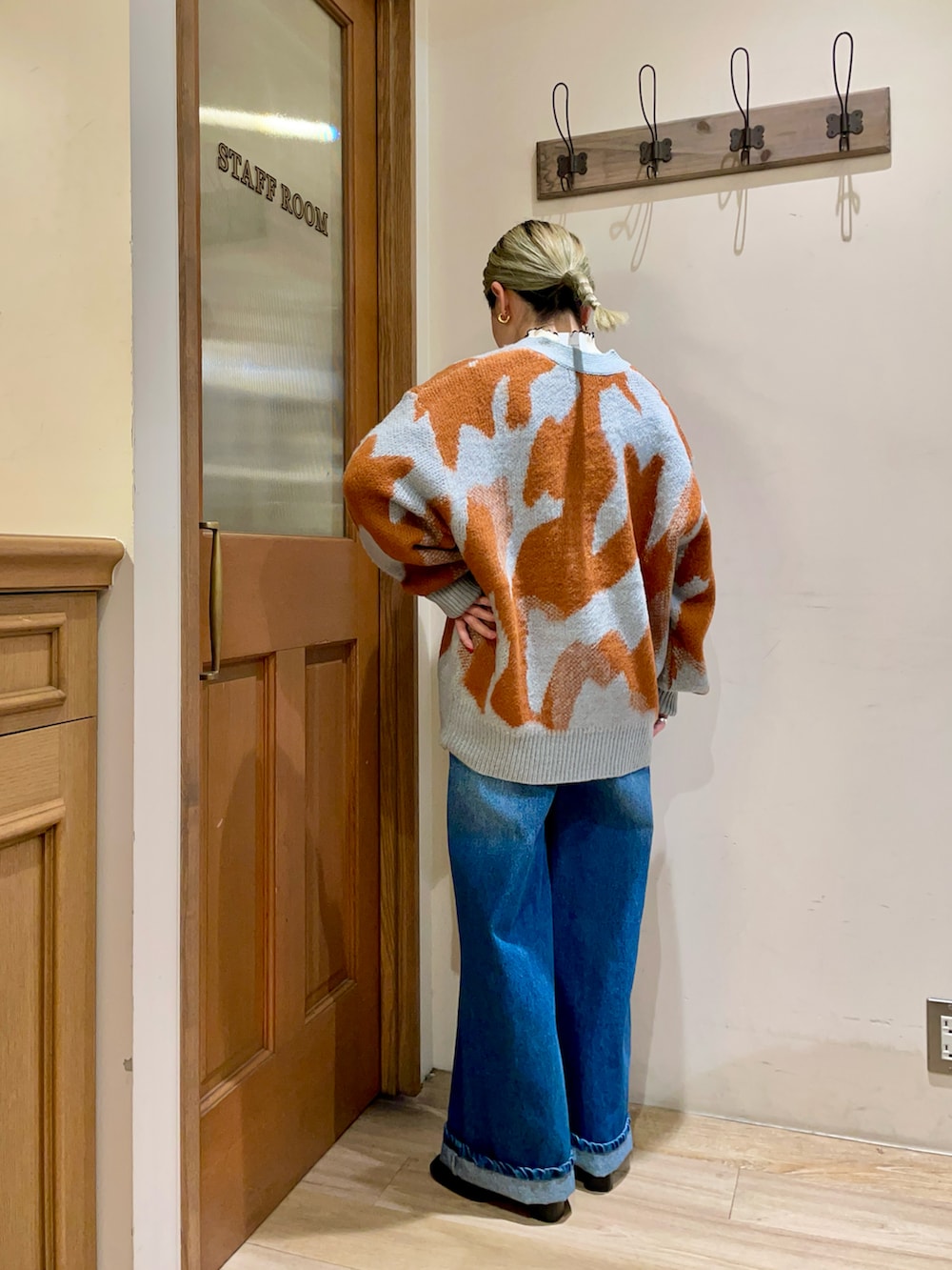 グレー系のダウンジャケット/コート、ブルー系のカーディガン/ボレロ、ホワイト系のニット/セーターを着用したレディースの冬コーディネートの2枚目の写真