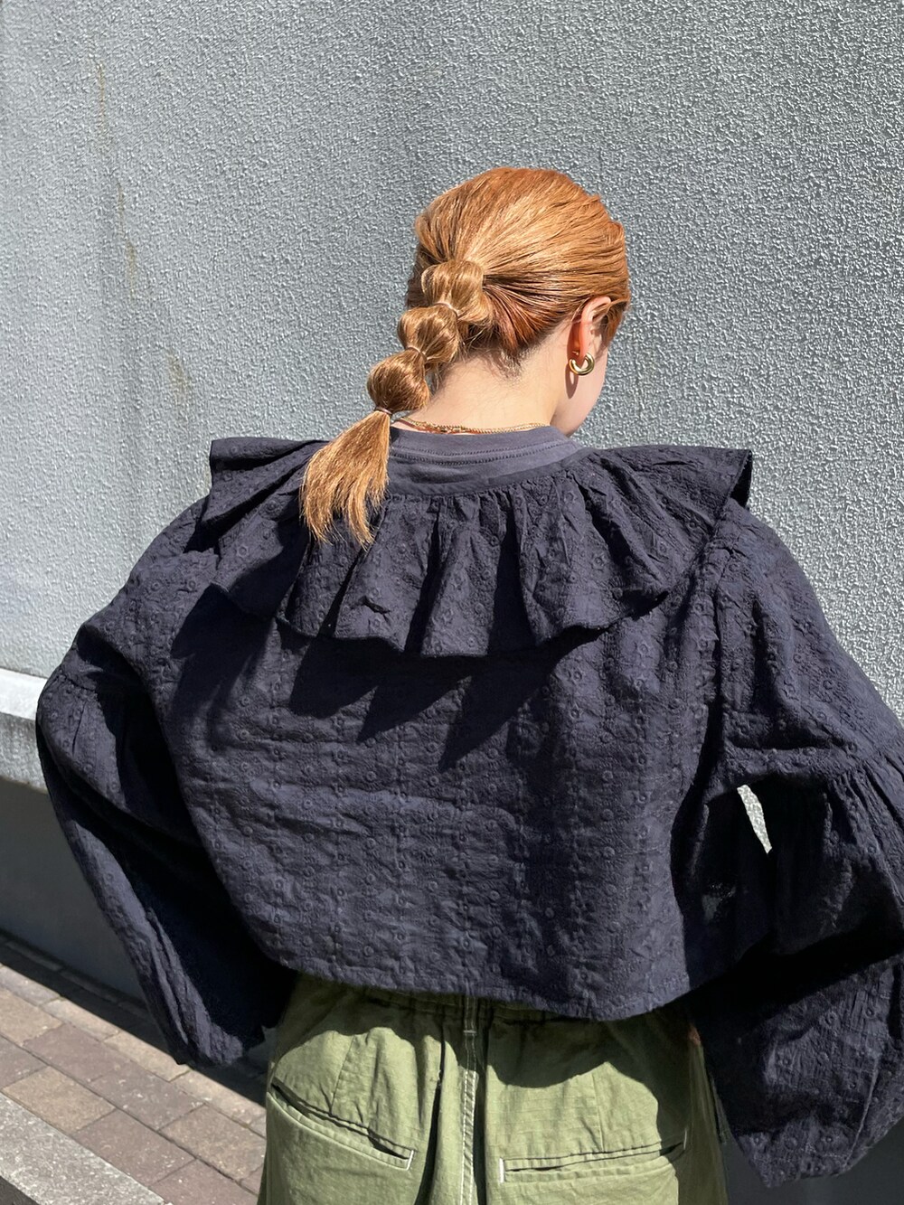ブラック系のシャツ/ブラウス、グレー系のTシャツ/カットソー、グリーン系のカーゴパンツを着用したレディースの春コーディネートの4枚目の写真